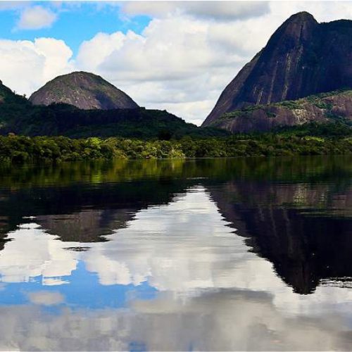 Cerros de Mavecure junto al río Inírida, Guainía