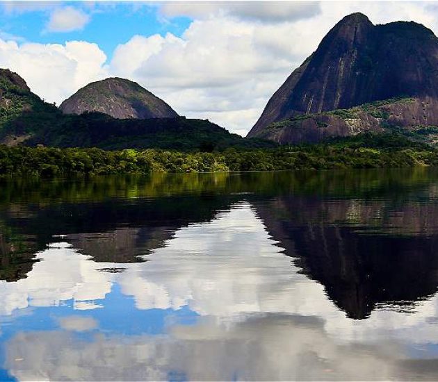 Cerros de Mavecure junto al río Inírida, Guainía