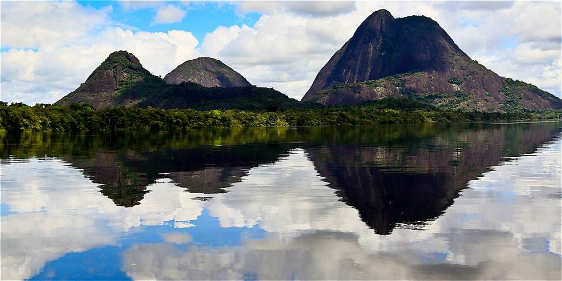 Cerros de Mavecure junto al río Inírida, Guainía