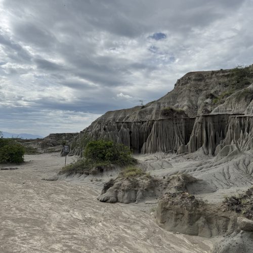 Formaciones grises del desierto de la Tatacoa bajo un cielo nublado