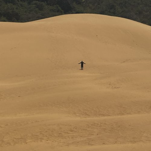 Dunas de arena de Taroa en la Alta Guajira con una persona de pie en la cima