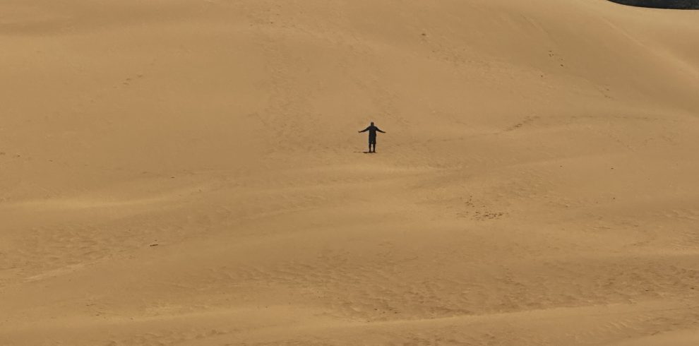 Dunas de arena de Taroa en la Alta Guajira con una persona de pie en la cima
