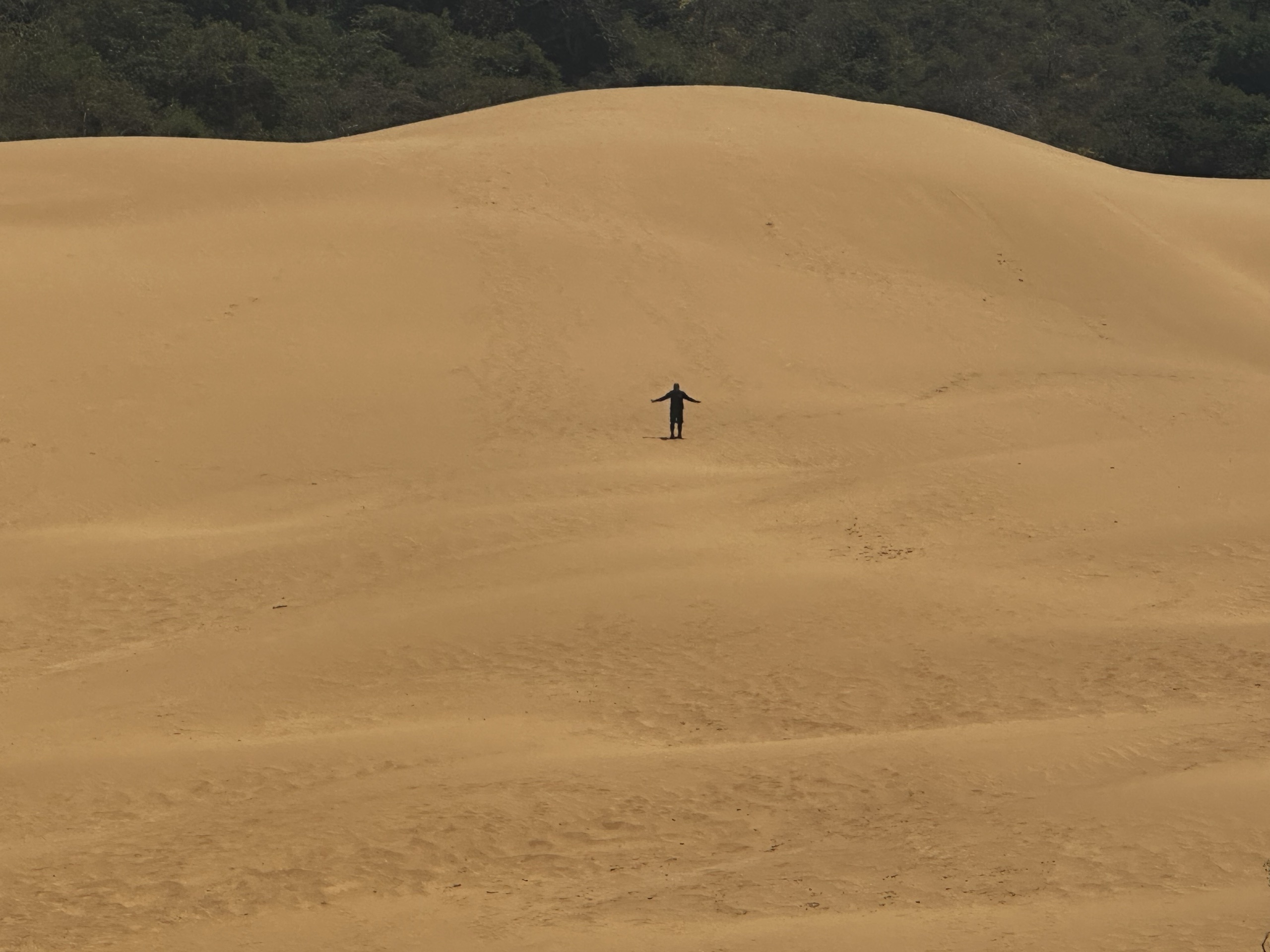Dunas de arena de Taroa en la Alta Guajira con una persona de pie en la cima