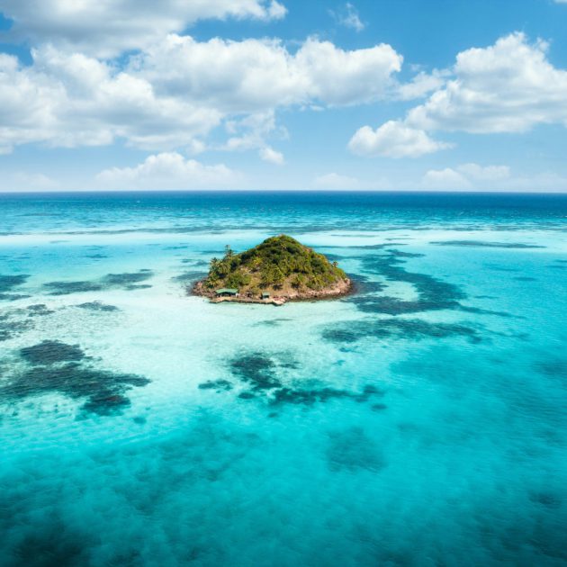 Vista aérea de un cayo rodeado por el mar de siete colores de San Andrés