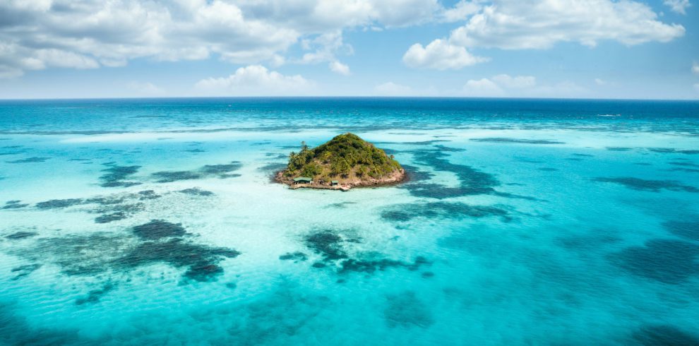 Vista aérea de un cayo rodeado por el mar de siete colores de San Andrés