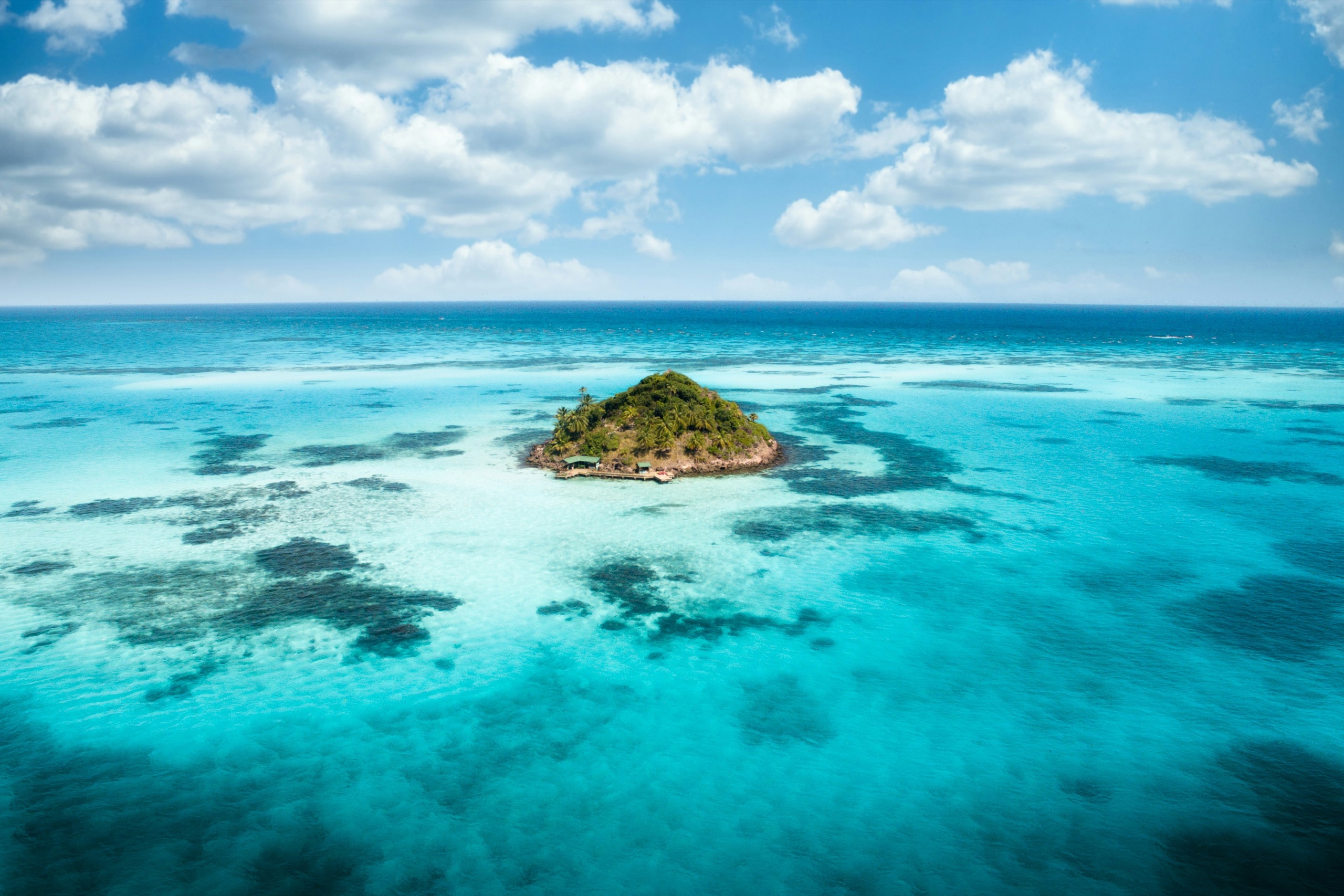 Vista aérea de un cayo rodeado por el mar de siete colores de San Andrés