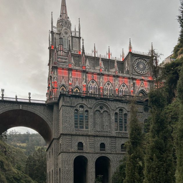 Santuario de Las Lajas sobre el cañón del río Guáitara