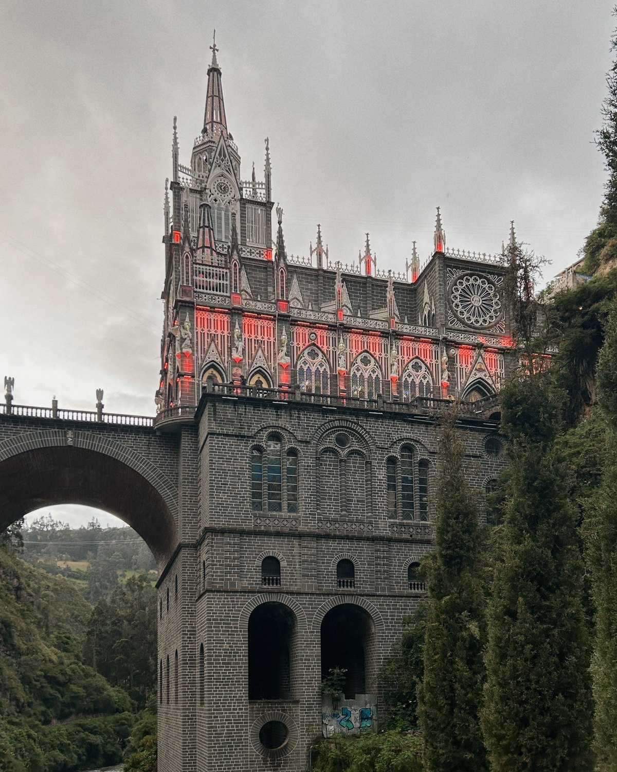 Santuario de Las Lajas sobre el cañón del río Guáitara